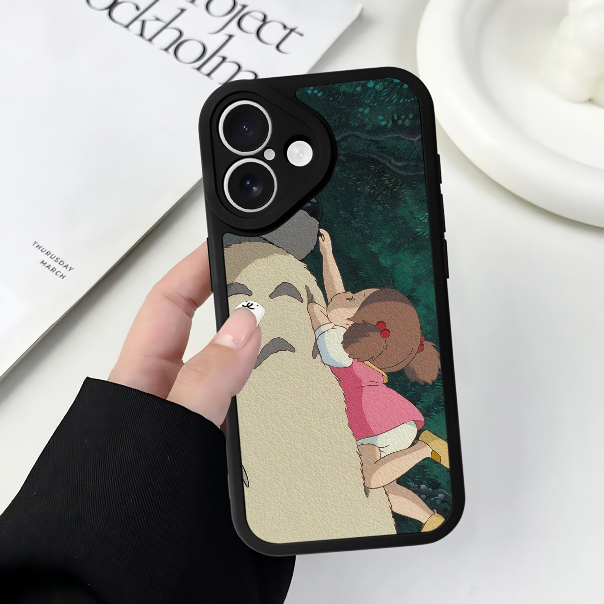 （画像用） となりのトトロ 草壁メイ 草壁サツキ My Neighbor Totoro Satsuki Kusakabe Mei Kusakabe 【iPhone 16シリーズ対応】シリコンスマホケース（レザー調） 材質：シリコン